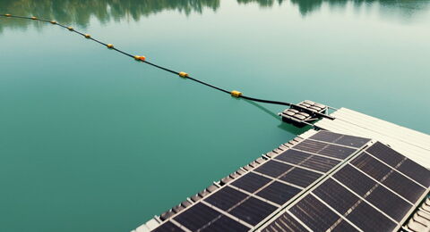 Solaranlage auf einem See