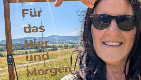 Naturbilderrahmen Wehrheim mit Gewinnerin lachend