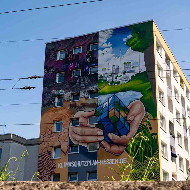 Klima-Graffiti an einer Hauswand eines Hochhauses