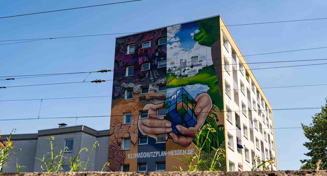 Klima-Graffiti an einer Hauswand eines Hochhauses