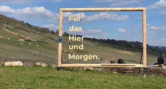Foto mit Plakatrahmen aus Holz und Sitzbank in der Natur
